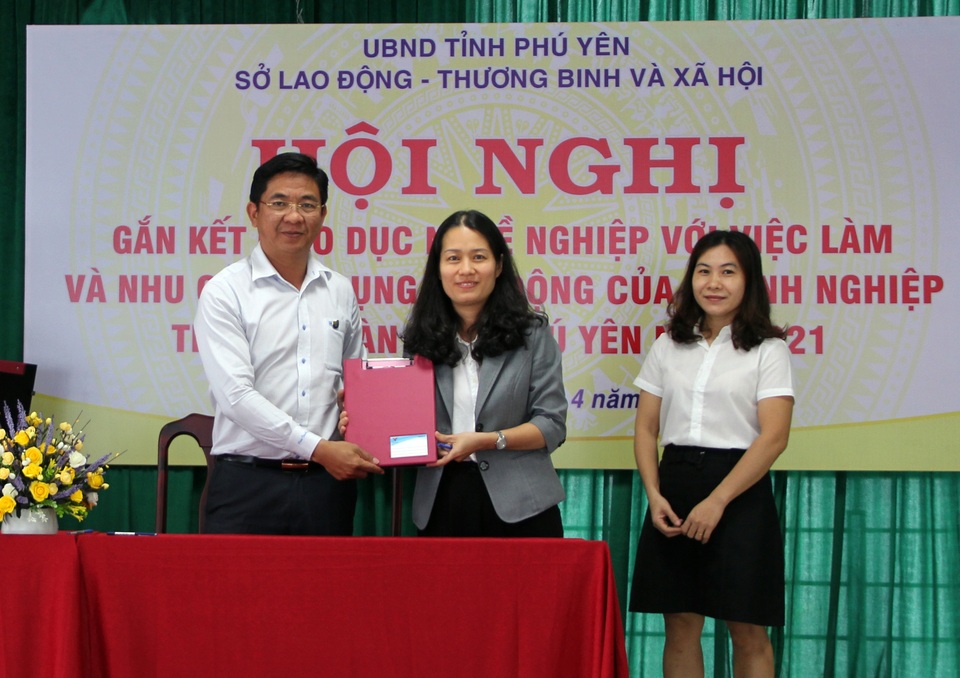 Các cơ sở giáo dục nghề nghiệp đào tạo theo đơn đặt hàng của doanh nghiệp - 4 Các cơ sở giáo dục nghề nghiệp đào tạo theo đơn đặt hàng của doanh nghiệp - 4