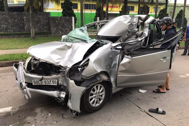 Va chạm giữa ô tô con và xe tải chạy cùng chiều khiến 1 người tử vong