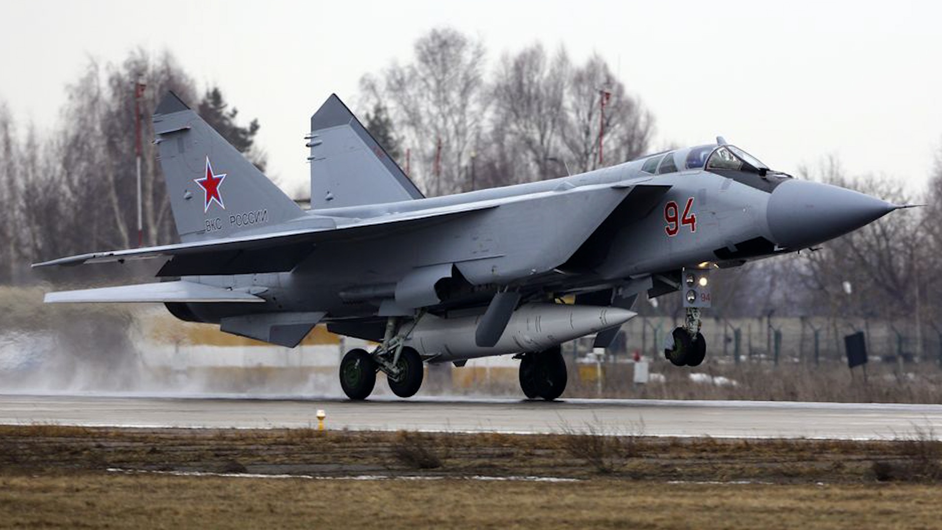 Tiêm kích MiG-31K của Nga mang tên lửa siêu vượt âm Kinzhal (Ảnh: Bộ Quốc phòng Nga).