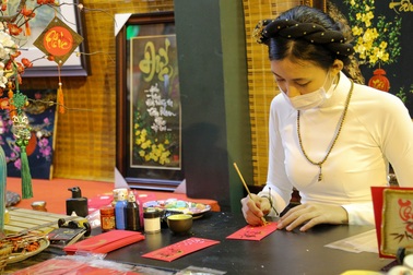 Sinh viên vào vai "ông Đồ" kiếm tiền tiêu Tết