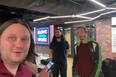 Khoảnh khắc các nhân viên Twitter ăn mừng sau khi bị sa thải