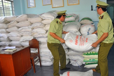 Nấu đường cát thành đường cục để tiêu thụ