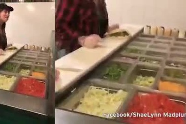 Sốc trước cảnh nhân viên nhổ nước bọt vào đồ ăn, nhảy lên bàn cãi nhau tay đôi với khách