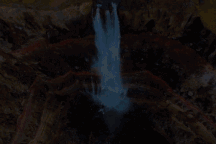 Thác nước đổ từ độ cao 128 m xuyên qua tầng địa chất sắc vân đỏ rực