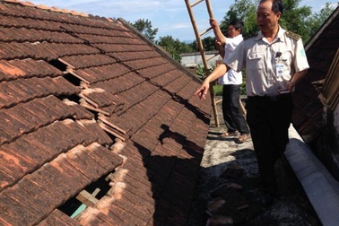 Xác minh vụ máy bay hạ cánh làm tốc mái nhà dân