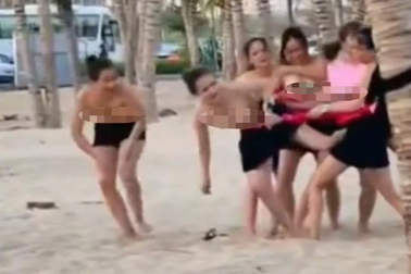 Xác minh hình ảnh nhóm nữ du khách "hở bạo" khi chơi team building