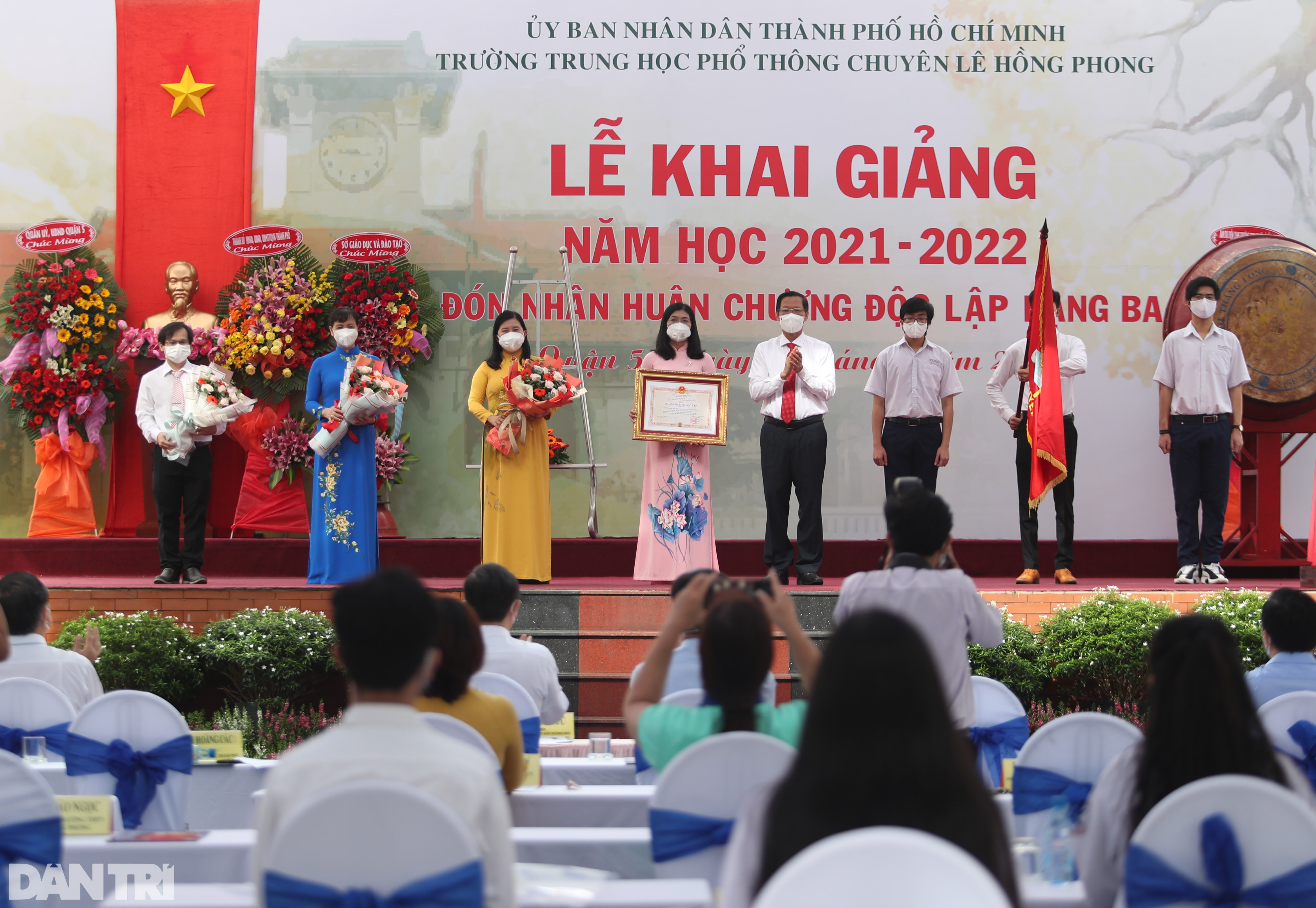 Lãnh đạo, thầy trò ở TPHCM mặc niệm nạn nhân Covid-19 tại Lễ khai giảng - 8 Lãnh đạo, thầy trò ở TPHCM mặc niệm nạn nhân Covid-19 tại Lễ khai giảng - 8