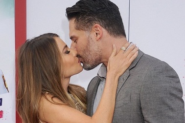 Mỹ nhân gợi tình kết hôn với phi công trẻ