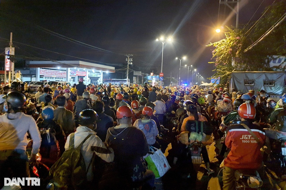 Bà bầu, trẻ nhỏ vật vã giữa dòng người ùn tắc ở cửa ngõ TPHCM trong đêm - 7 Bà bầu, trẻ nhỏ vật vã giữa dòng người ùn tắc ở cửa ngõ TPHCM trong đêm - 7