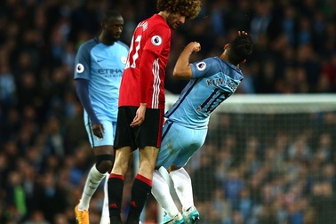 Cổ động viên MU nổi điên, đòi bán “tội đồ” Fellaini