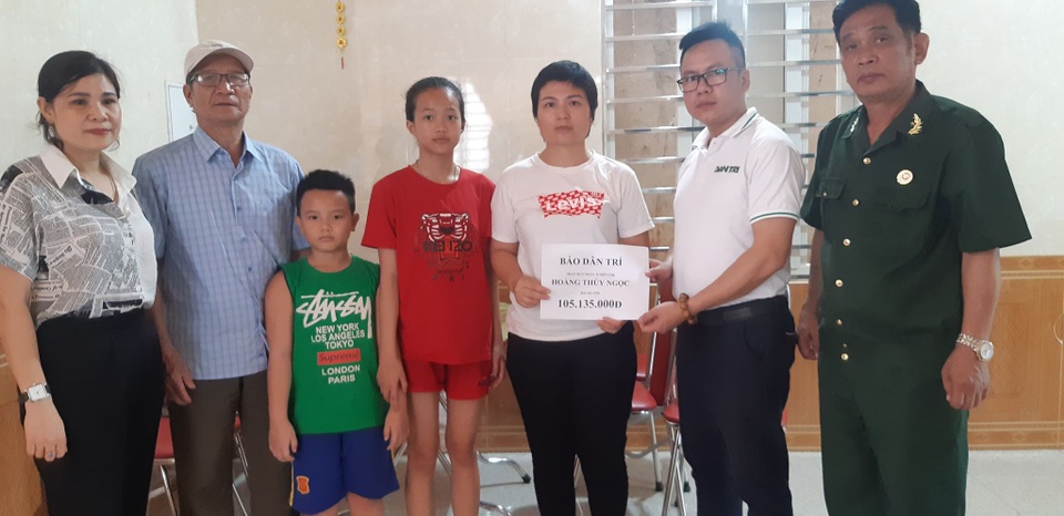 Trao hơn 100 triệu đồng của bạn đọc giúp đỡ cô giáo bị ung thư hành hạ - 1 Trao hơn 100 triệu đồng của bạn đọc giúp đỡ cô giáo bị ung thư hành hạ - 1