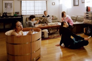 Thiếu nữ Nhật “thích” tắm bồn chốn đông người