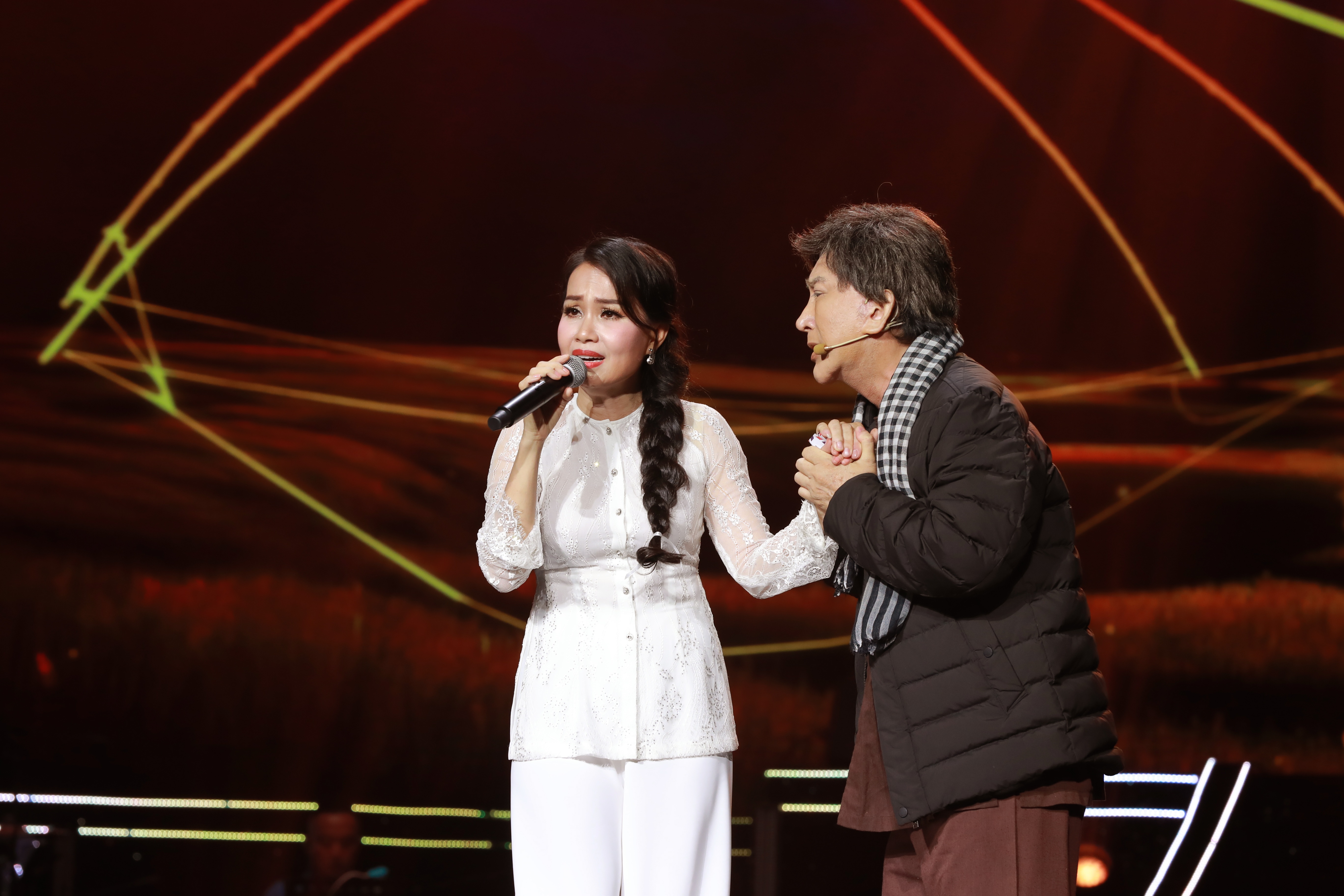 Noo Phuoc Thinh tiba-tiba muncul di acara nyanyi langsung Cam Ly selama 30 tahun - 2 Noo Phước Thịnh bất ngờ xuất hiện trong liveshow 30 năm ca hát của Cẩm Ly - 2