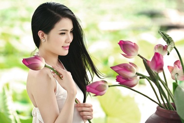 Hoa khôi Văn hóa Khánh Chi đằm thắm bên sen đầu mùa