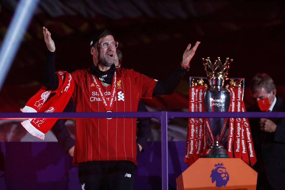 Liverpool ngập tràn hạnh phúc nhận cúp vô địch Premier League - 2 Liverpool ngập tràn hạnh phúc nhận cúp vô địch Premier League - 2