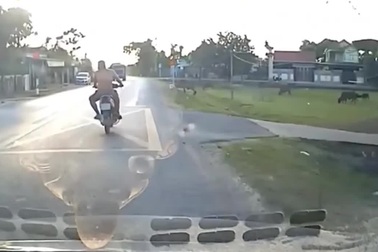 Thanh niên chạy xe máy lạng lách trên đường lĩnh cái kết ê mặt