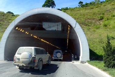 Tận mắt thấy đường hỏng, Bộ trưởng Thăng chỉ đạo dừng ngay trạm thu phí