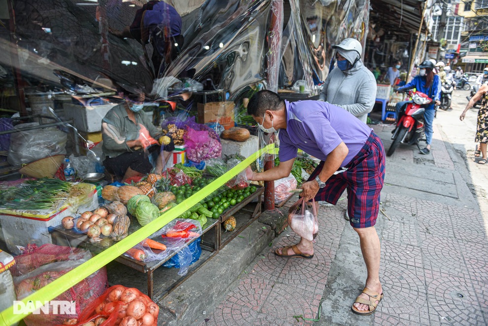 Chợ Hà Nội lắp hàng rào bảo vệ trong suốt phòng dịch Covid-19 - 8 Chợ Hà Nội lắp hàng rào bảo vệ trong suốt phòng dịch Covid-19 - 8