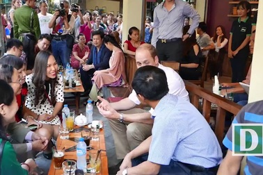 Hoàng tử Anh uống cà phê vỉa hè Hà Nội