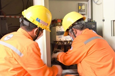 Chủ nhà trọ thu tiền điện quá cao, công nhân phải làm gì?