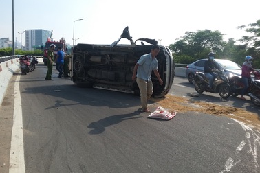 Tài xế thoát chết trong ô tô lật nhiều vòng ở Sài Gòn