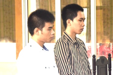 Bị chửi trước mặt bạn gái, gã trai lấy dao dài 47cm chém người