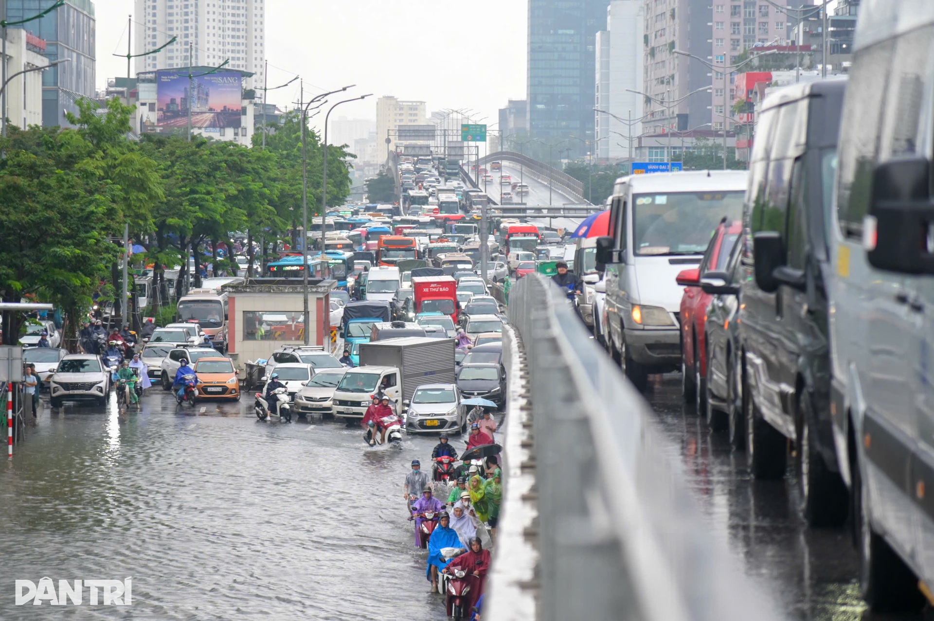 Muôn kiểu ứng phó mưa lớn, vượt ngập sâu của người Hà Nội - 2 Muôn kiểu ứng phó mưa lớn, vượt ngập sâu của người Hà Nội - 2