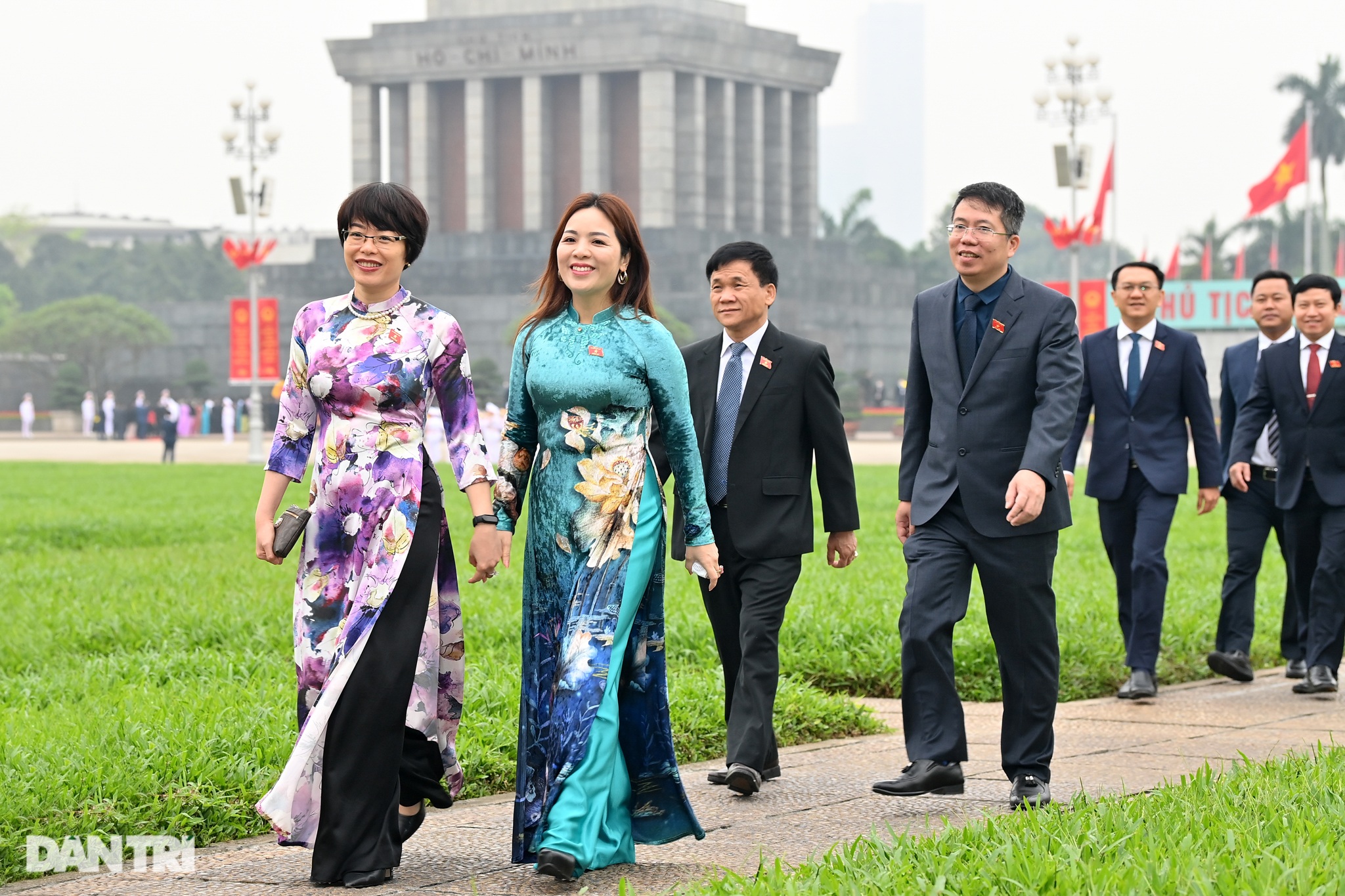 Đoàn đại biểu Quốc hội vào Lăng viếng Chủ tịch Hồ Chí Minh - 12 Đoàn đại biểu Quốc hội vào Lăng viếng Chủ tịch Hồ Chí Minh - 12