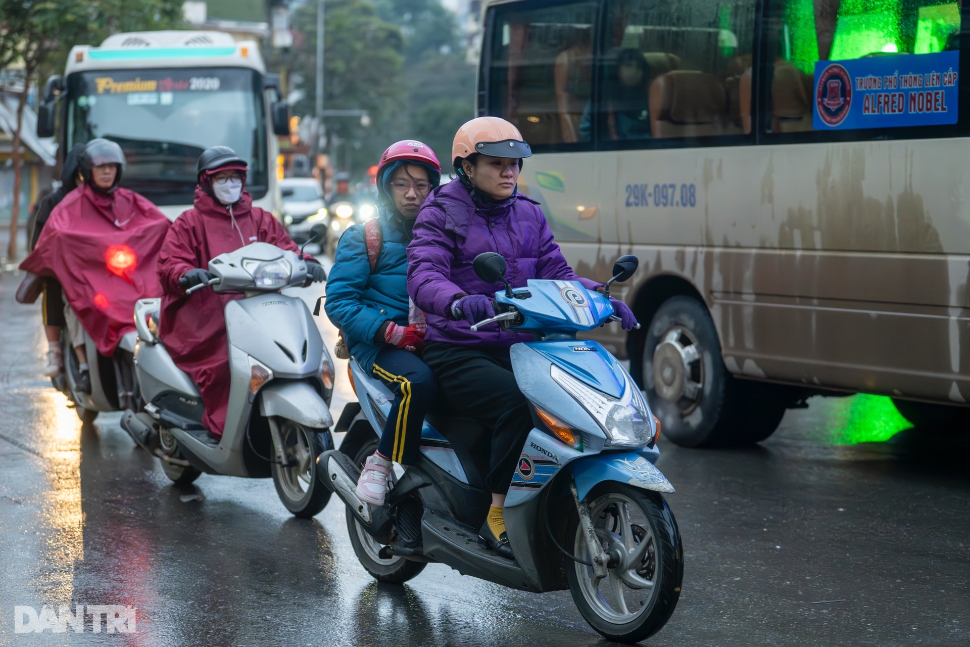 Người dân co ro trong mưa rét 13 độ C ở Hà Nội - 11