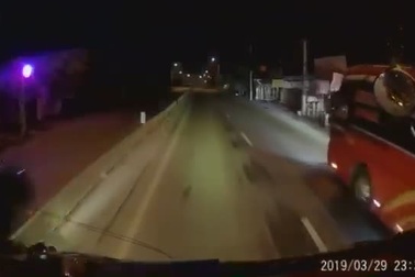 Xe khách vượt ẩu, tạt đầu xe tải suýt gây tai nạn nghiêm trọng