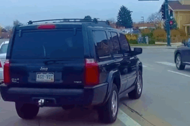 Tài xế chuyển làn kiểu ngáo ngơ, xe Jeep huých chiếc SUV ngã lật