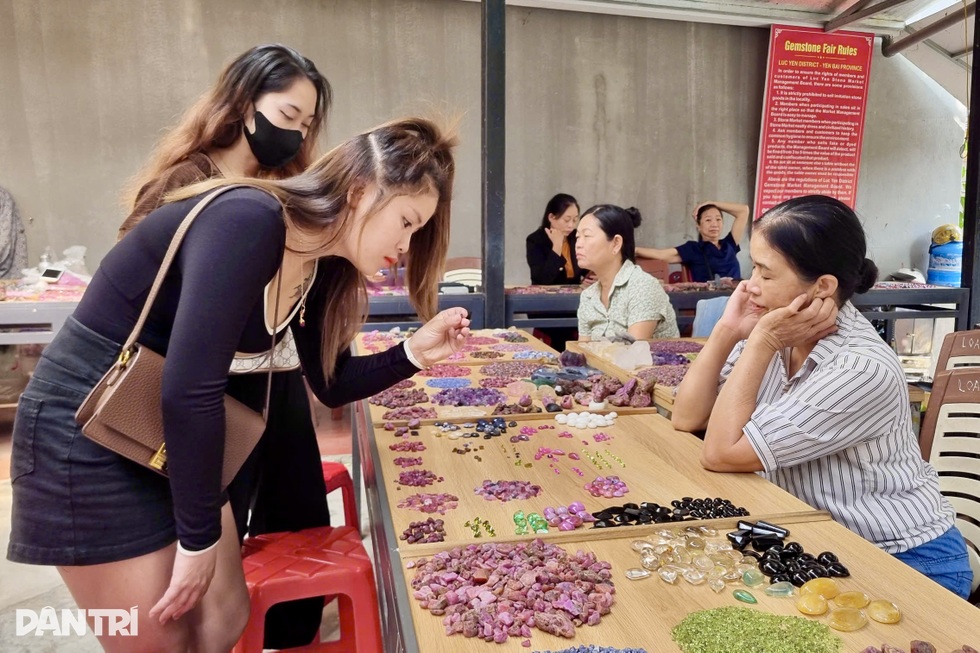 Khu chợ ở Yên Bái bày bán đá quý như rau, có viên giá vài tỷ đồng - 6 Khu chợ ở Yên Bái bày bán đá quý như rau, có viên giá vài tỷ đồng - 6