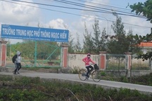 Một thầy giáo ăn cắp đề thi để gạ tình 7 nữ sinh