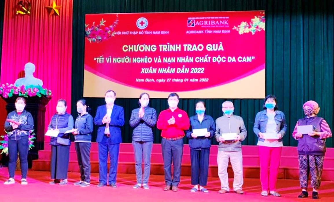 Tết vì người nghèo và nạn nhân chất độc da cam - 1 Tết vì người nghèo và nạn nhân chất độc da cam - 1
