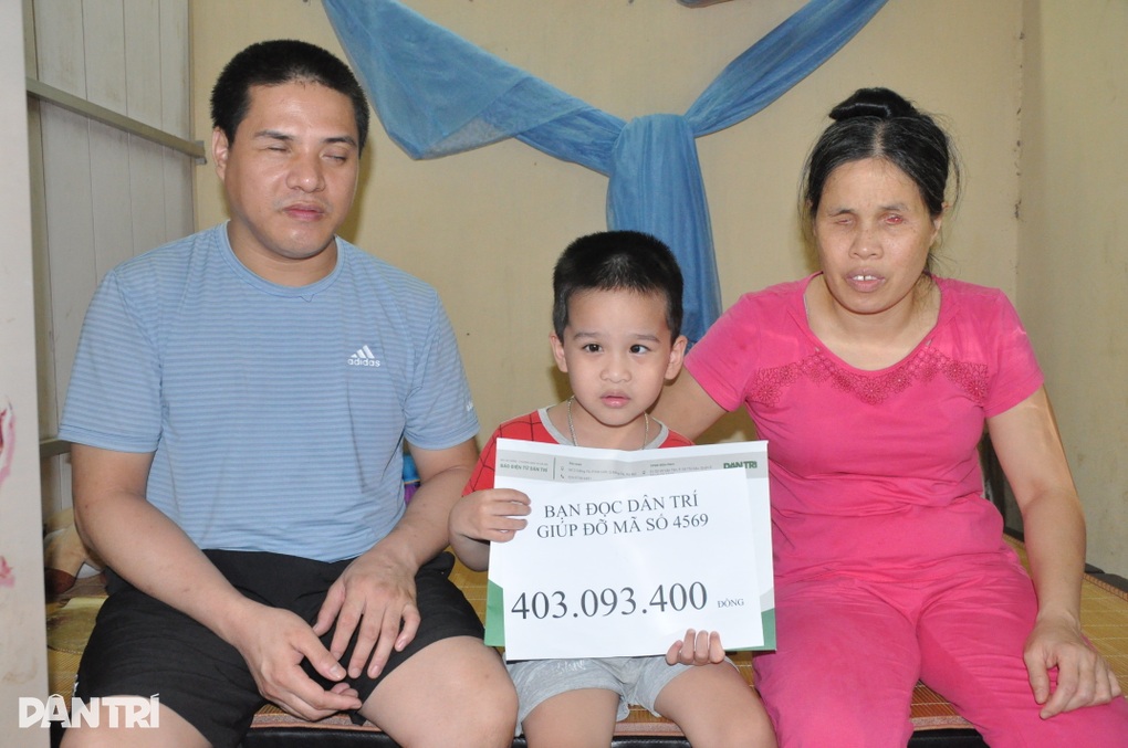 Trao tặng hơn 500 triệu đồng giúp đỡ vợ chồng mù chữa bệnh cho con - 4 Trao tặng hơn 500 triệu đồng giúp đỡ vợ chồng mù chữa bệnh cho con - 4