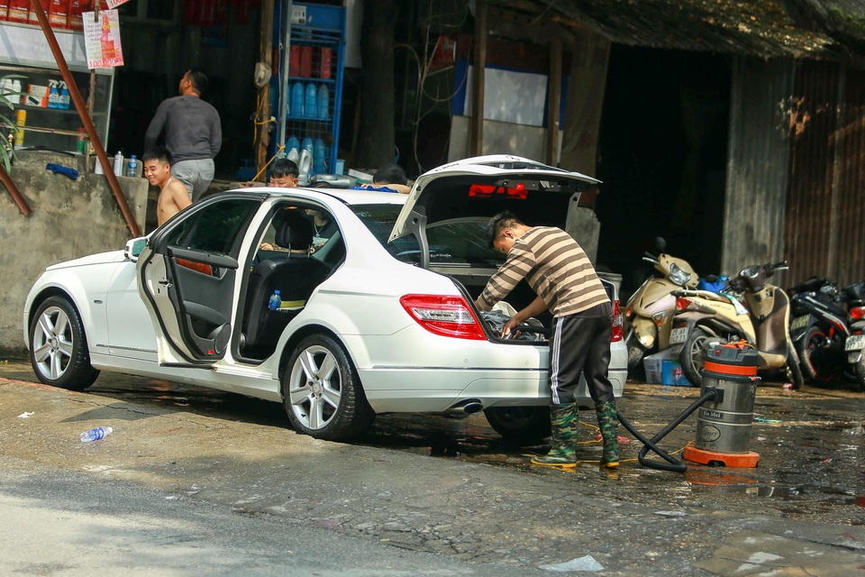 Hà Nội: Rửa xe 200 nghìn đồng/lượt, khách vẫn ùn ùn xếp hàng - 14 Hà Nội: Rửa xe 200 nghìn đồng/lượt, khách vẫn ùn ùn xếp hàng - 14