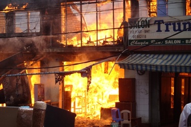 “Bà hỏa” bùng phát thiêu rụi 13 cửa hàng kinh doanh