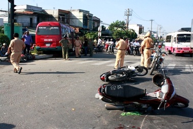 Xe khách mất thắng tông nhiều xe máy đang dừng đèn đỏ