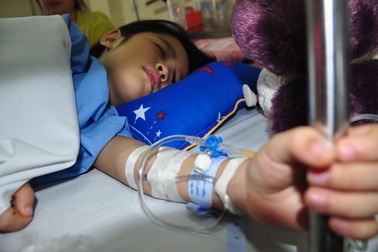 Va chạm với xe tải, gia đình 3 người chết thảm, bé 6 tuổi nguy kịch