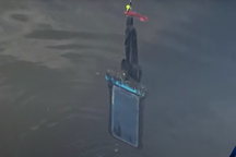 Bé 6 tuổi câu được điện thoại di động, ngâm sông 1 năm vẫn hoạt động tốt