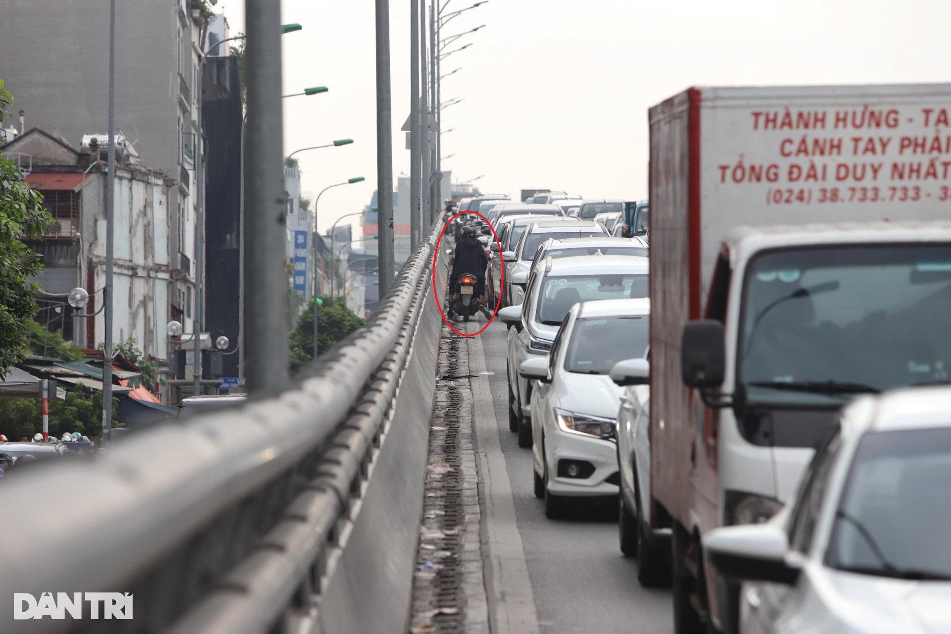 Hà Nội: CSGT xử lý hàng loạt xe máy đi vào đường Vành đai 2 trên cao - 15