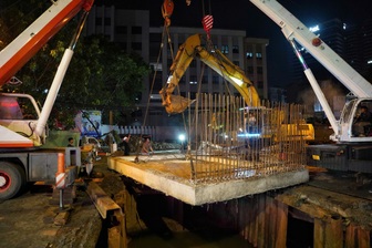 Xuyên đêm hạ đặt khối bê tông 40 tấn tại công trường Metro số 2 TPHCM
