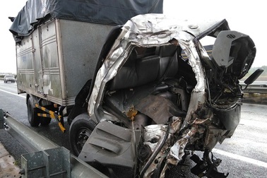 Xe khách giường nằm nổ lốp, 5 người thương vong