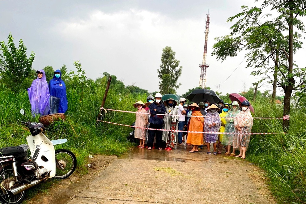 5 phụ nữ băng qua sông đi chợ, một người bị nước lũ cuốn mất tích - 1 5 phụ nữ băng qua sông đi chợ, một người bị nước lũ cuốn mất tích - 1