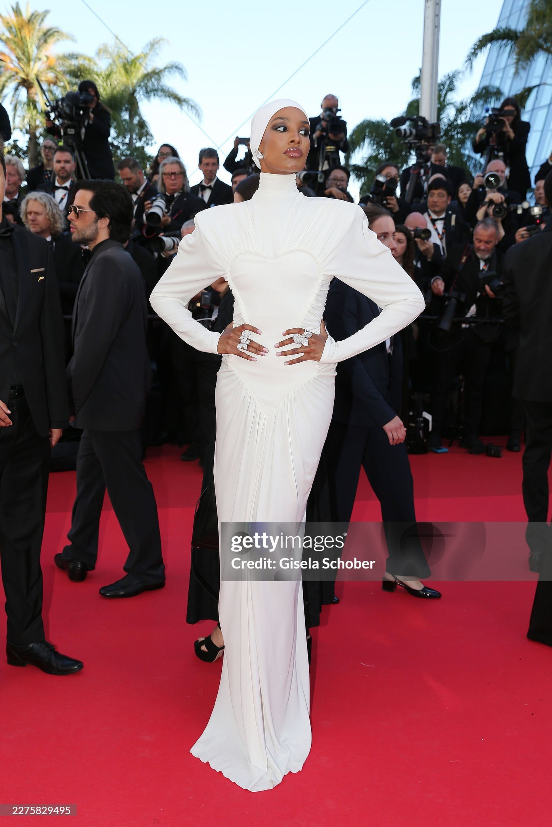 Cannes cấm hở bạo, dàn mỹ nhân quốc tế lách luật thế nào trong lễ khai mạc? - 19