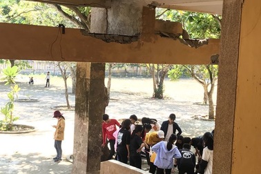 Quảng Ngãi: Chỉ đạo kiểm tra ngôi trường “vừa học vừa run” ở Lý Sơn