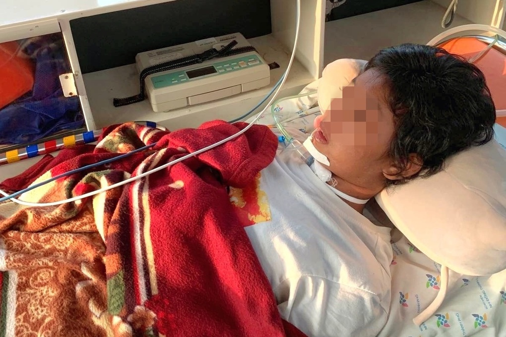 Bé gái liệt toàn bộ chức năng cử động, hít thở vì căn bệnh quái ác - 1 Bé gái liệt toàn bộ chức năng cử động, hít thở vì căn bệnh quái ác - 1