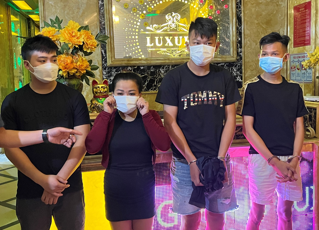 Bắt nữ chủ quán karaoke cho khách sử dụng ma túy - 1 Bắt nữ chủ quán karaoke cho khách sử dụng ma túy - 1