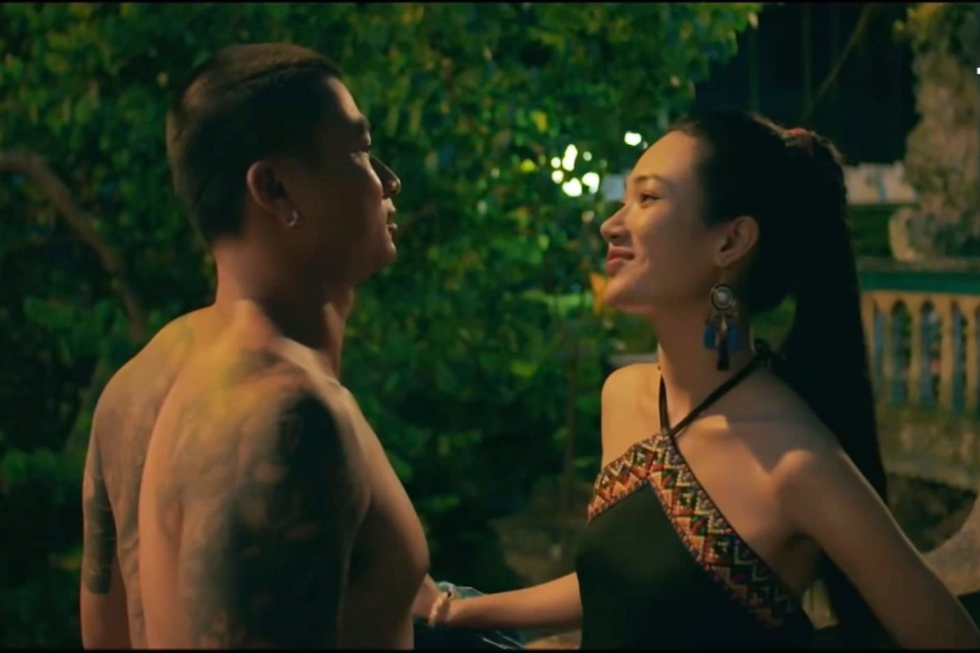 De vrouw van Thanh Hue onthult dat het echte leven heel anders is dan dat van de verfijnde casino-eigenaar - 1 Nương tử Thanh Huế tiết lộ đời thực khác xa bà chủ sòng bạc sành sỏi - 1