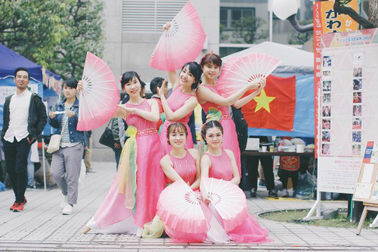 Bạn bè quốc tế hào hứng thử nhảy sạp và ẩm thực Việt giữa xứ phù tang